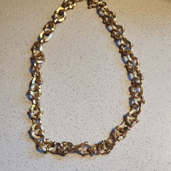 Elegant 18 inch Gold Toned Chain Necklace - Picture 1 of 4